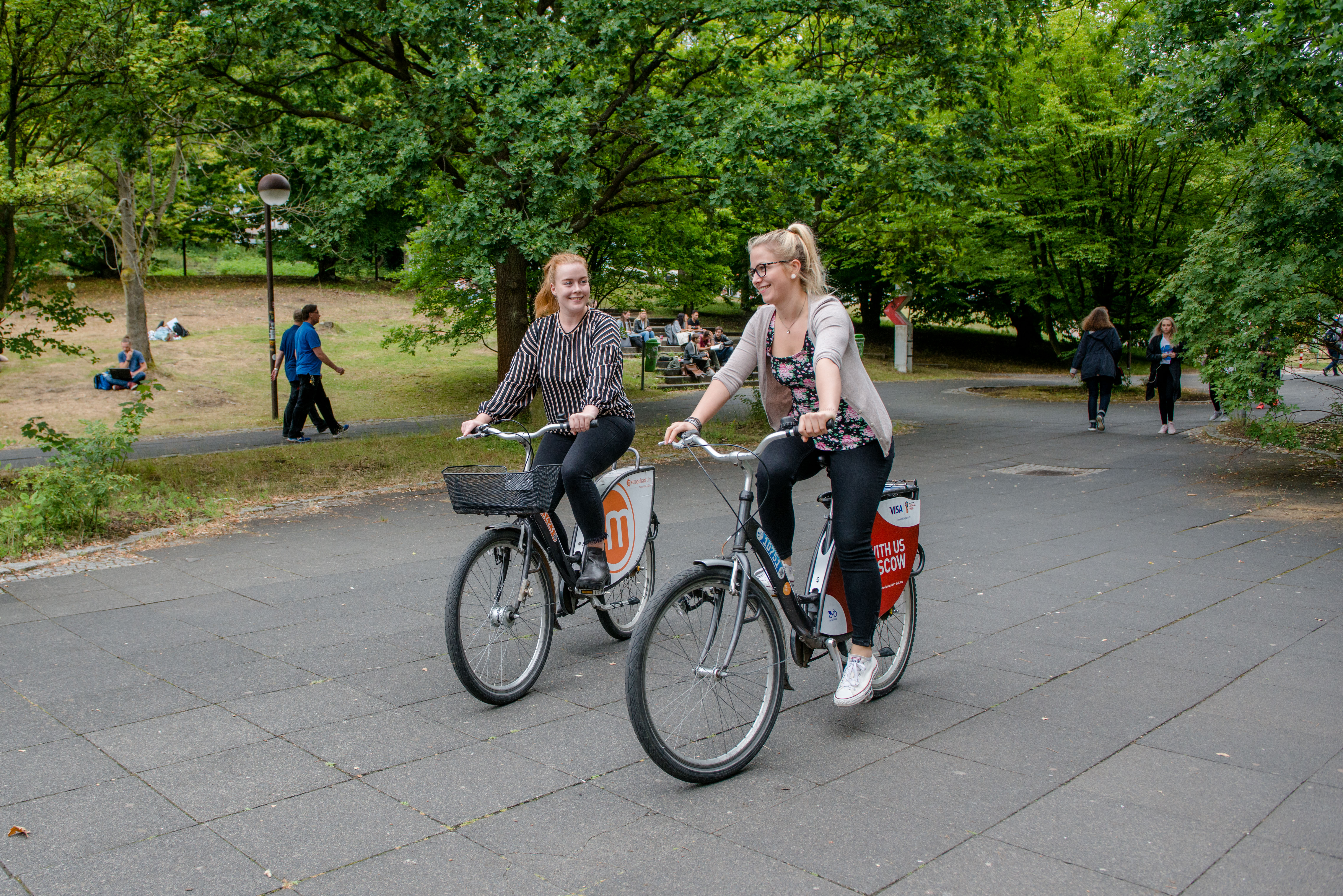 Zwei Frauen auf Fahrrad