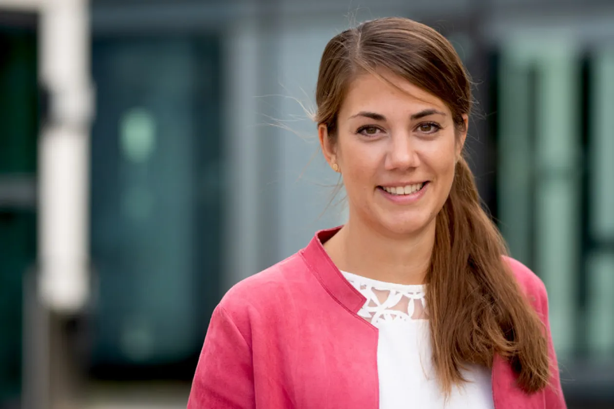 Frau mit pinkem Blazer