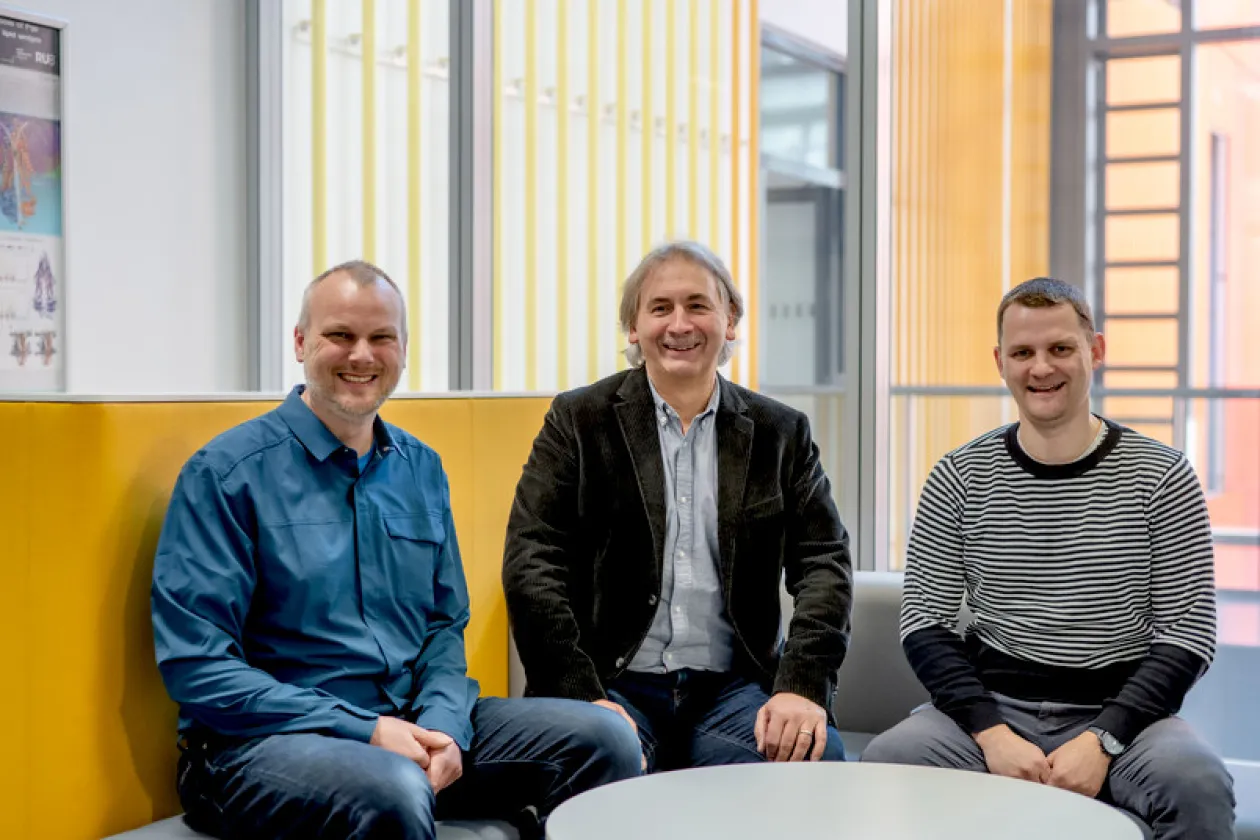 drei Männer auf Couch