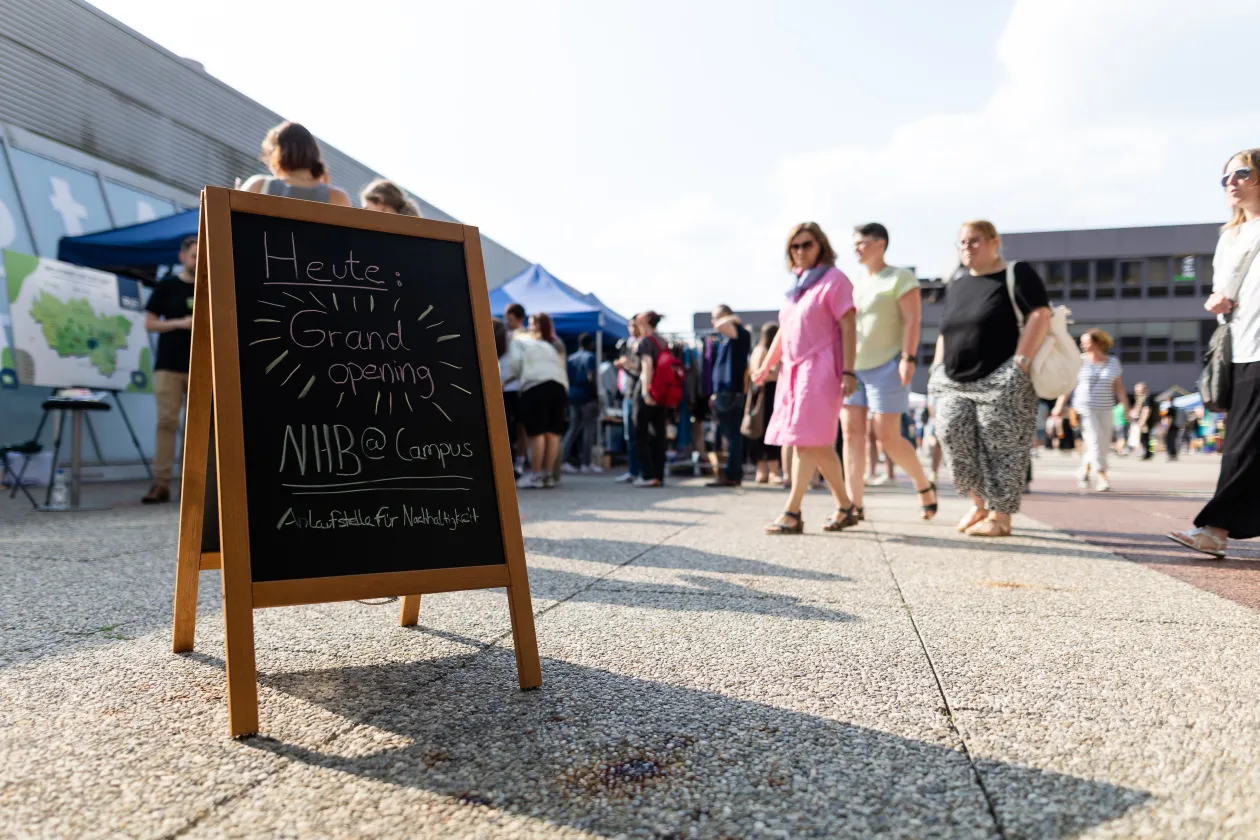 Aufsteller zur Eröffnung