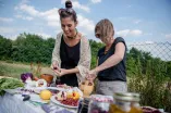 Zwei Frauen an einem Tisch auf dem Obst ist