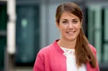 Frau mit pinkem Blazer