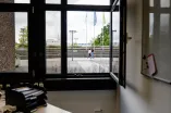Offenes Fenster im Büro mit Blick auf das Forum