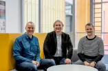 drei Männer auf Couch