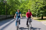 Studierende die Fahrrad auf dem Campus fahren