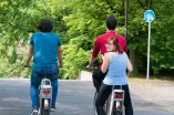 Studierende beim Fahrradfahren auf dem RUB-Campus