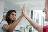 Menschen die sich abklatschen