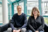 Frau und Mann sitzen auf Couch
