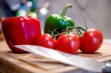Paprika und Tomaten auf Schneidebrett