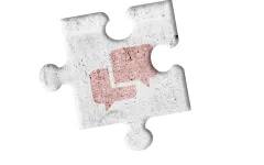 Bunte sprechblasen auf grauem puzzleteil