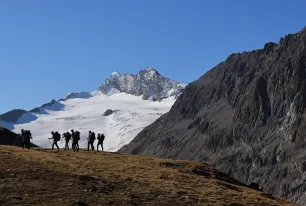 Studierendengruppe vor schneebedeckten Bergen