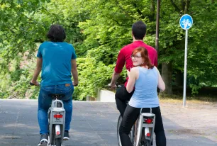 Studierende beim Fahrradfahren auf dem RUB-Campus