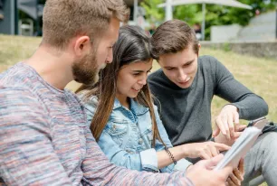 Studierende mit Block
