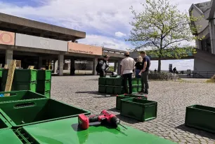 Bau der blühenden Sitzbänke