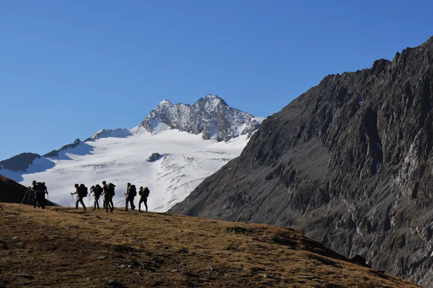 Studierendengruppe vor schneebedeckten Bergen