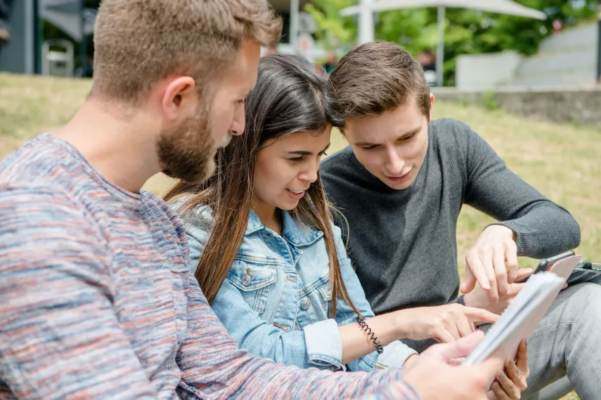Studierende mit Block