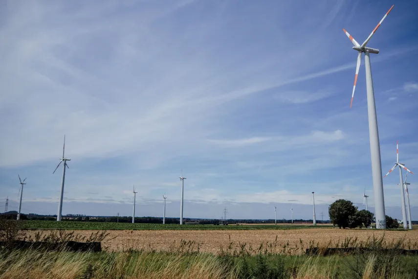 Windräder auf Feld