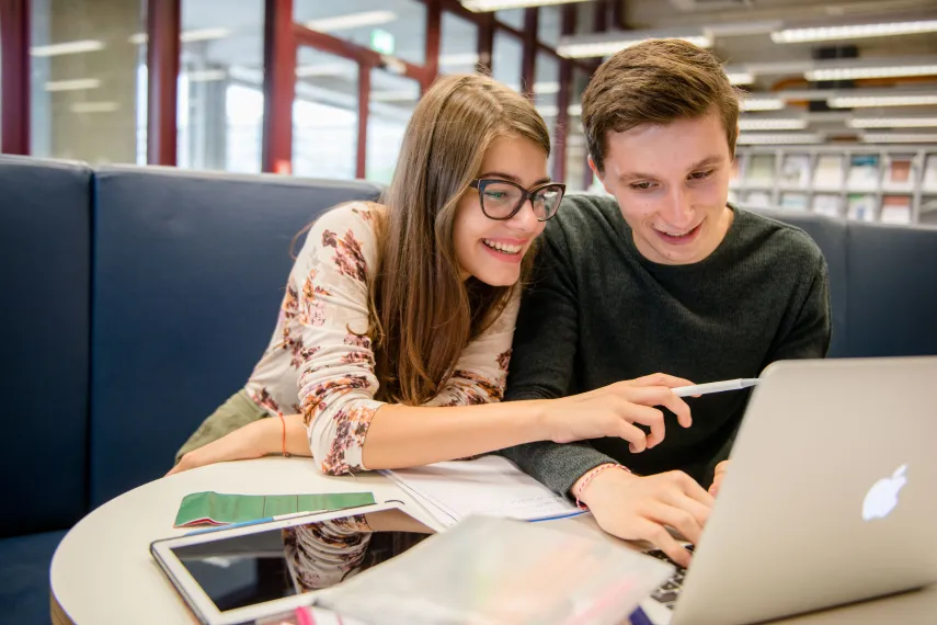 Studierende mit Laptop