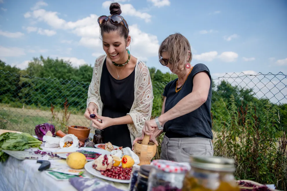 Zwei Frauen an einem Tisch auf dem Obst ist