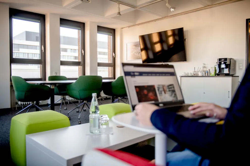 Großraumbüro mit verschiedenen Arbeitsplätzen