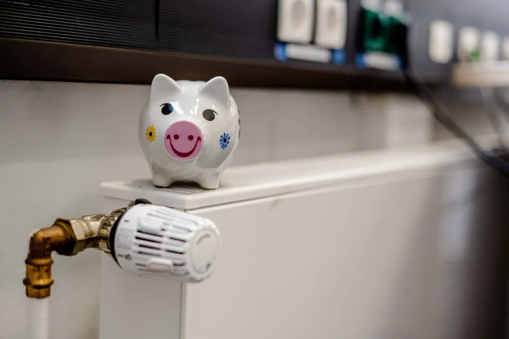 Sparschwein auf einer Heizung