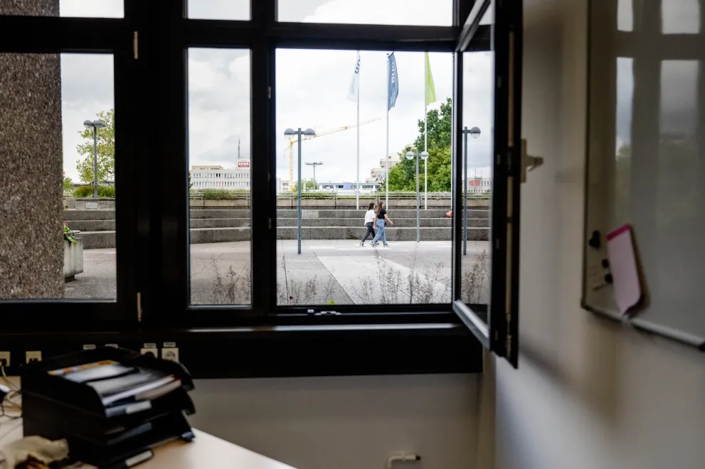 Offenes Fenster im Büro mit Blick auf das Forum