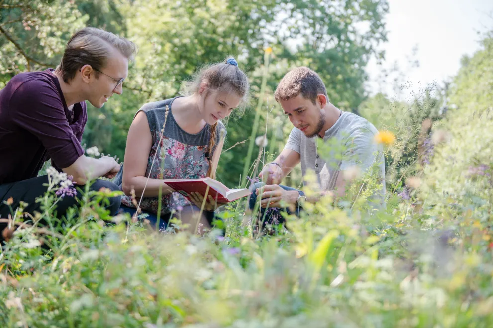 Studierenden im Garten