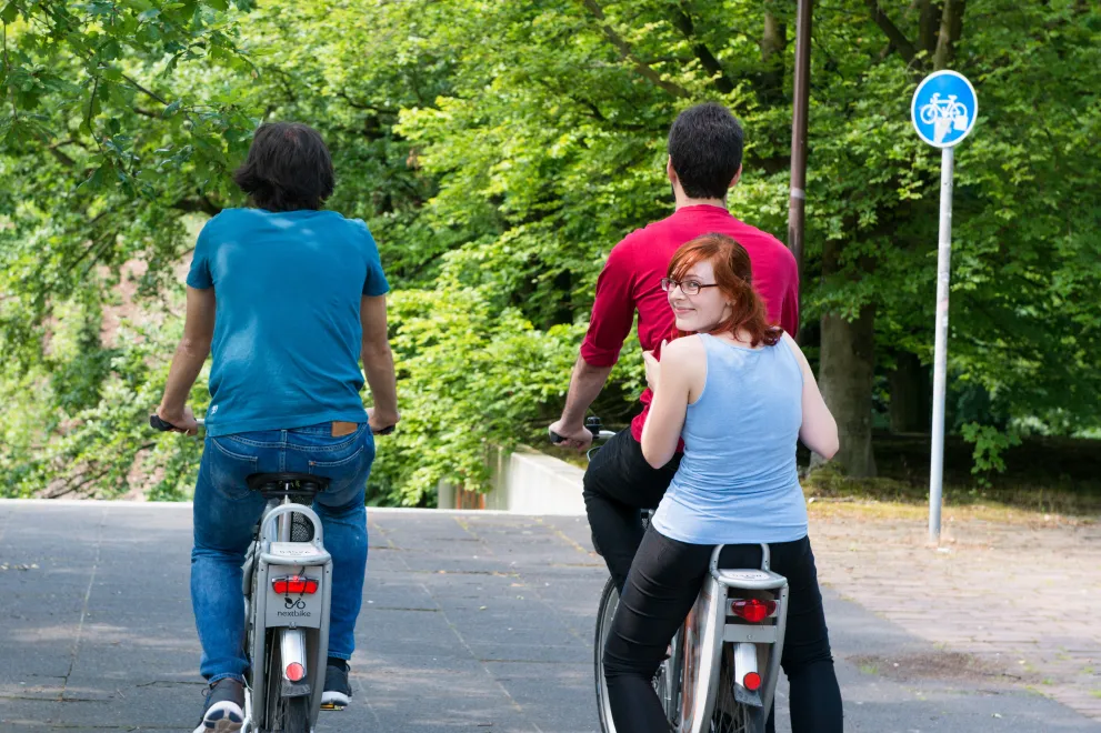 Studierende beim Fahrradfahren auf dem RUB-Campus